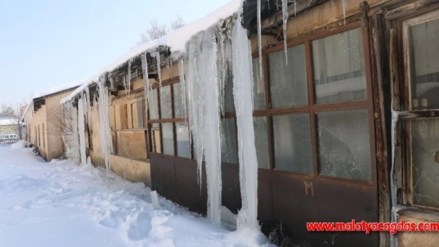 Çatılarda 2 metreyi bulan buz sarkıtları oluştu