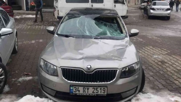 Çatılardan düşen kar birikintileri, araçlarda maddi hasara neden oldu