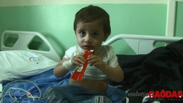 Çaydanlığı üzerine döken çocuk feci şekilde yandı