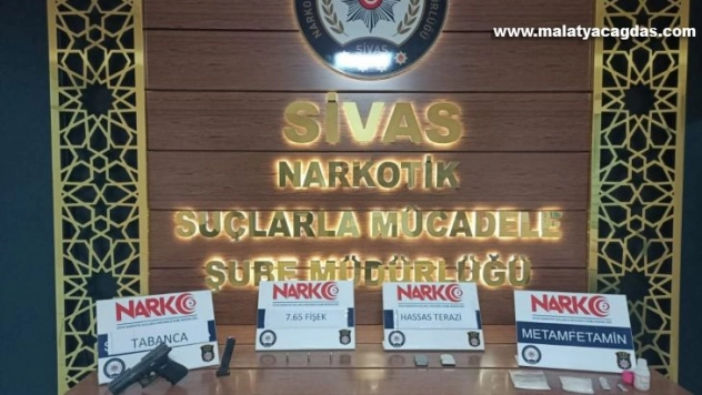 Cebinde hassas terazi ele geçirilen uyuşturucu tacirleri tutuklandı