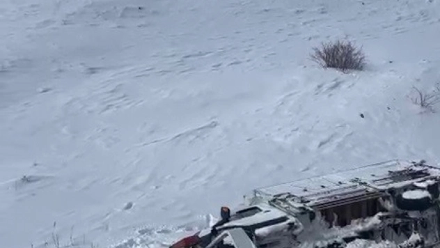 Çekici taşıdığı araç ile şarampole devrildi