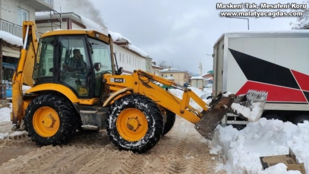 Çelikhan ilçesine kar temizleme çalışmaları devam ediyor