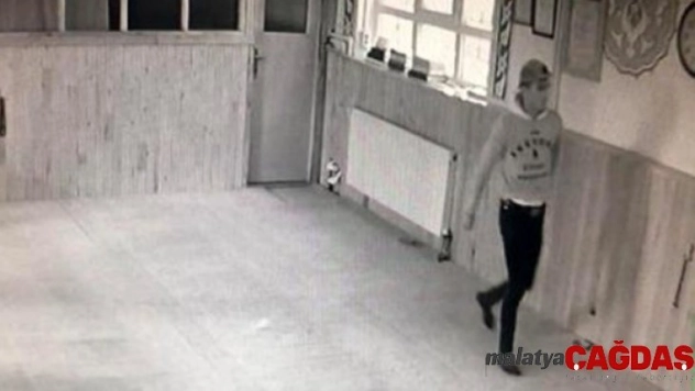 Cemaat namazdayken imamın telefonunu çaldı