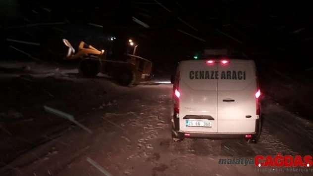 Cenaze aracı tipide mahsur kaldı