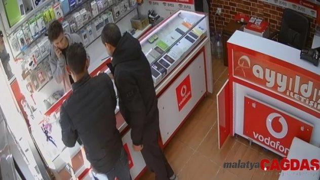 Cep telefonu hırsızlığı güvenlik kamerasında