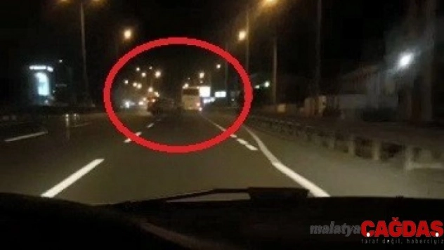 Cep telefonu ile yolda video çekerken, önündeki kazayı böyle görüntülendi