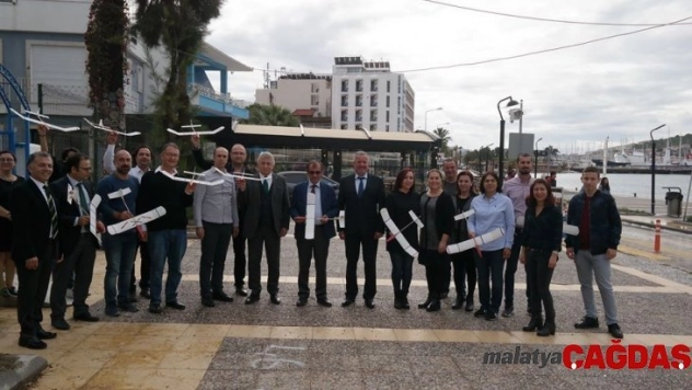 Çeşme Kaymakamı Kara ok attı, model uçak uçurdu