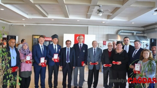 Çeşmeli Kıbrıs gazilerine madalyaları verildi