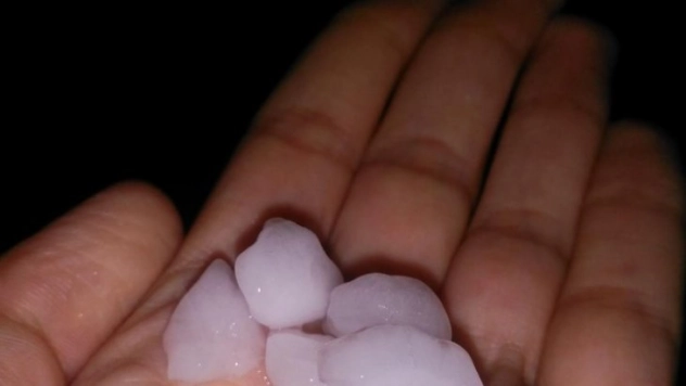 Ceviz büyüklüğünde dolu yağdı