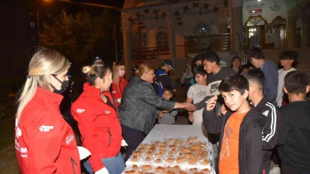 Ceyhan'da teravih sonrası cemaate tatlı ikramı