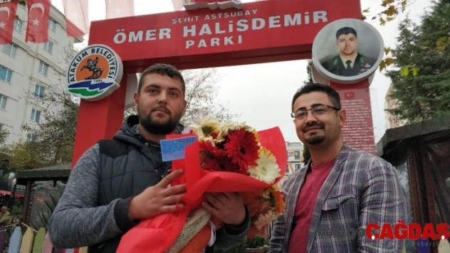 Cezadan kurtulmak için sokakta bedava çiçek dağıttı