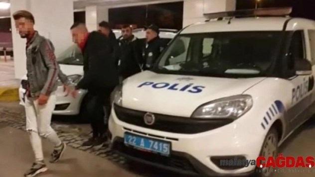 Cezayirli mülteciyi gasp eden 3 kişi yakalandı