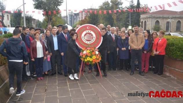 CHP, Atatürk Anıtı'na çelenk sundu