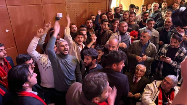 CHP İl Kongresi'nde yumruklar havada uçuştu