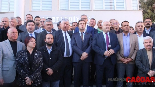 CHP'li yöneticilerden Urla Belediyesi önünde açıklama