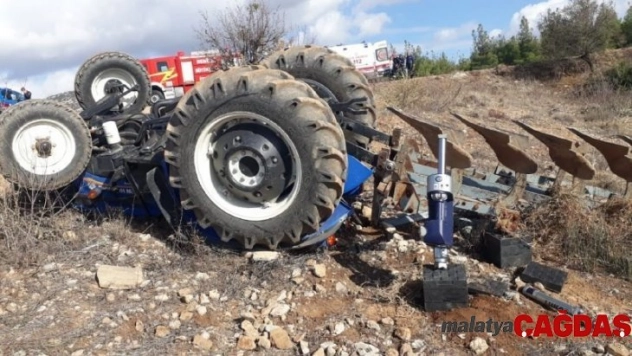 Çift sürerken devrilen traktörün altında kaldı