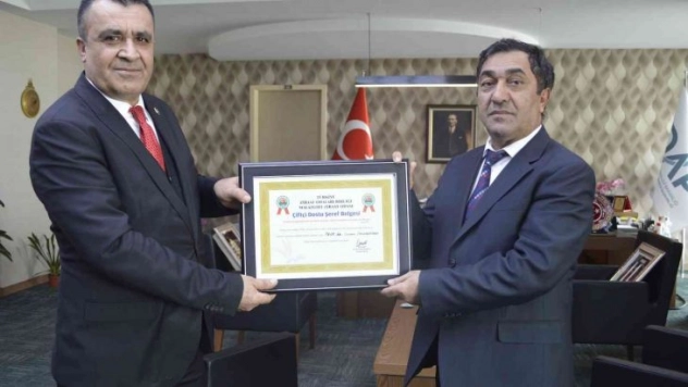 Çiftçi dostu başkana, şeref belgesi