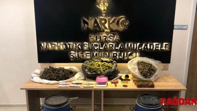 Çiftlik evinden 5 kilo esrar, 81 bin lira ve 19 bin dolar çıktı