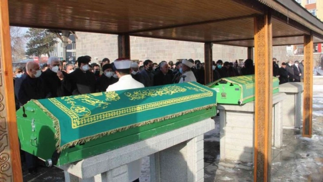 Çığ altında hayatını kaybeden amca çocukları son yolculuğuna uğurlandı