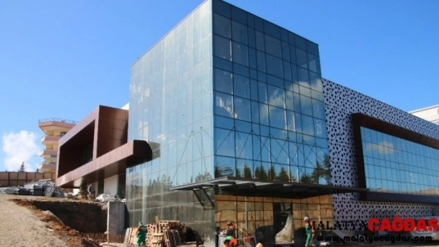 Çiğdem yüzme havuzunda çalışmalar süratle devam ediyor