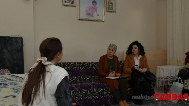 Çiğli Belediyesinden görme engelli vatandaşlara ev ziyareti