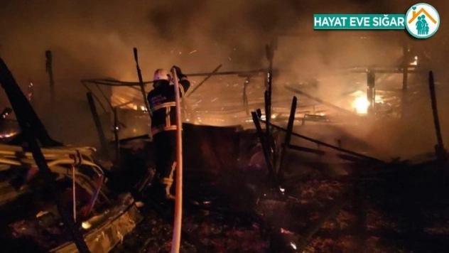 Çıkan yangın lokantayı küle çevirdi