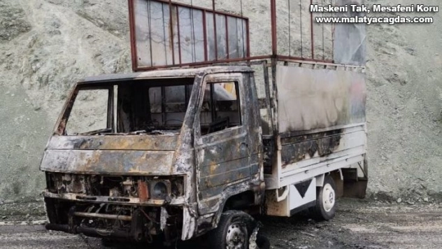 Çıkan yangında kamyonet küle döndü