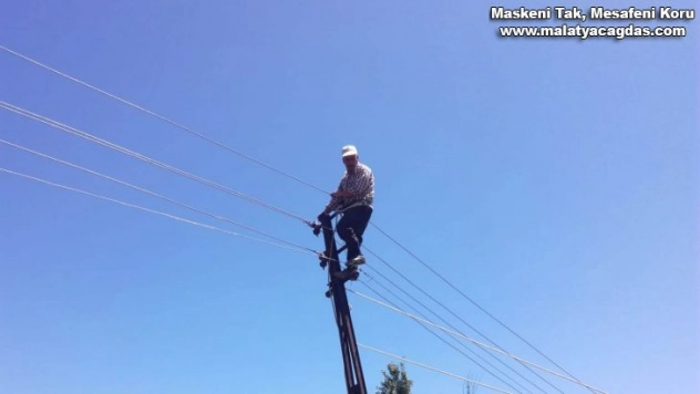 Çıktığı elektrik direğinde mahsur kalan şahsı itfaiye kurtardı