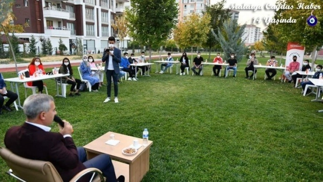 Çınar, bilgi evinde gençlerle bir araya geldi