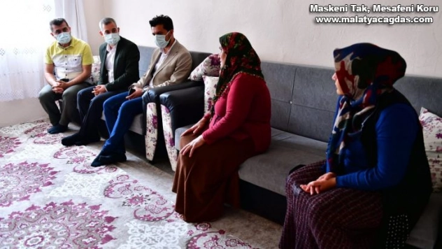 Çınar, vatandaşların evlerinde taleplerini dinliyor