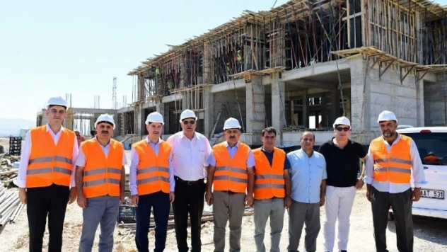 Çınar, yapımı devam eden Gençlik Merkezi'ni inceledi