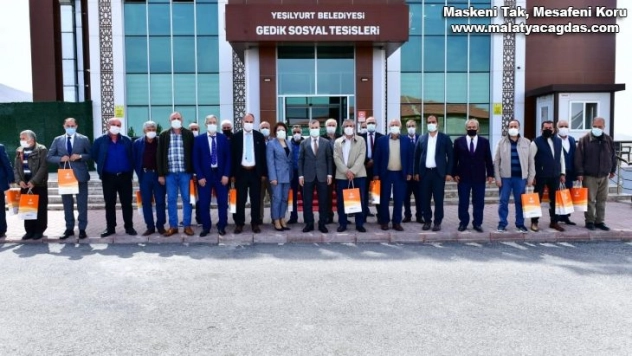 Çınar, Emekli olan personellere plaket takdim etti