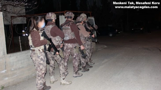 Cinnet getiren anne çocuğunu bıçak ile rehin aldı