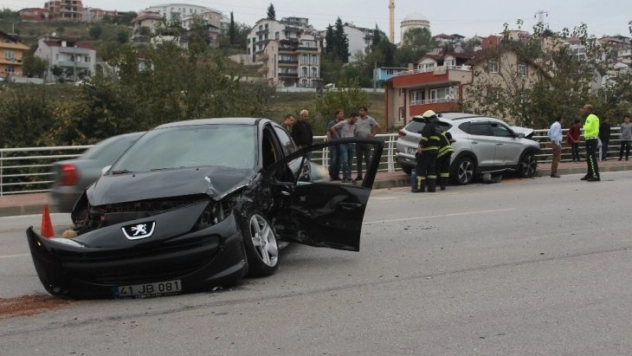 Cip ile otomobil çarpıştı: 2 yaralı