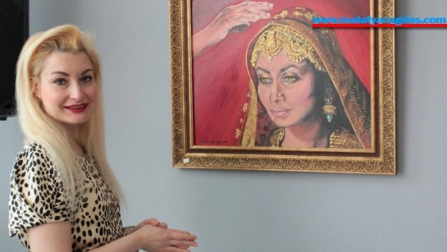 Çizdiği resimlerle umutsuzluğun önüne geçen kadınları betimliyor