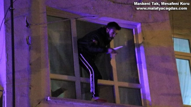 Çocuğunu görmek için bıçakla cama çıktı, kendini polise ihbar etti