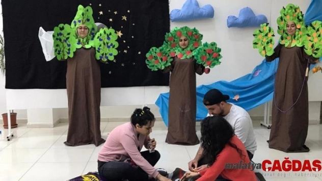 Çocuk gelişimi öğrencilerinden atık malzemelerden sergi ve tiyatro gösterisi
