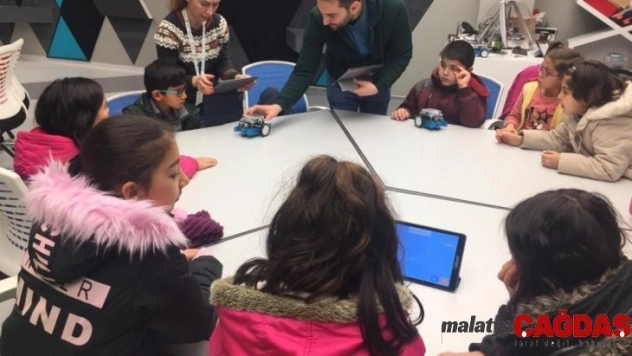 Çocuk Meclisi Üyeleri Robotik Kodlamayı Deneyimledi