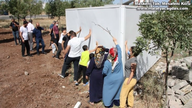 Çocuk parkına yerleştirilmek istenen baz istasyonuna ailelerden tepki