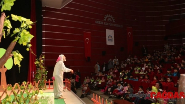 Çocuklar 'Abur Cubur Tavşan' ile eğlendi