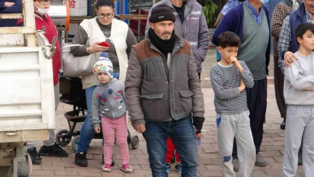 Çocuklar cesedi korkulu gözlerle izledi