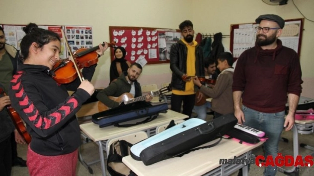 Çocuklar İçin Çal Derneği köy okuluna müzik sınıfı kazandırdı