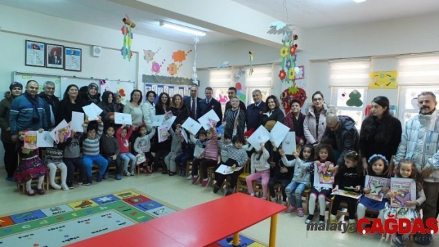 Çocuklar karnelerini komutanın elinden aldı