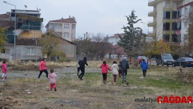 Çocuklar mahallelerine park istiyor