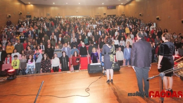 Çocuklar ses yarışmasında yeteneklerini sergiledi