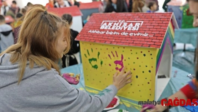 Çocuklar sokak hayvanları için kulübe ve suluk boyadılar