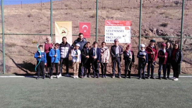 Çocuklara geleneksel Türk okçuluğu kursu veriliyor