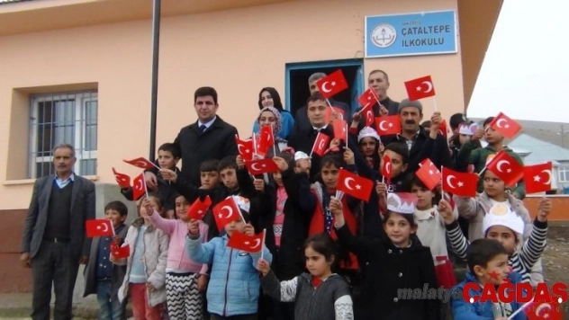 Çocuklardan Başkan Vekili Mehmetbeyoğlu'na bayraklı karşılama