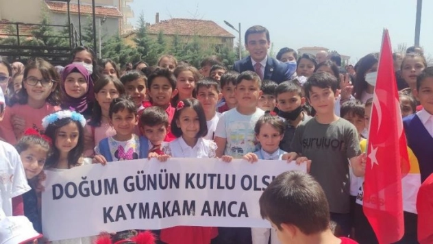 Çocuklardan kaymakama doğum günü sürprizi