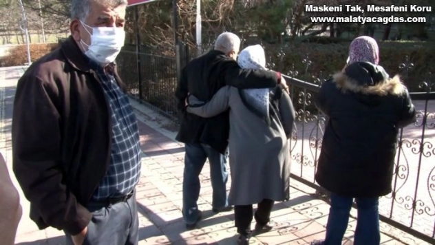 Çocukları kaçırılan aileler, adli tıp önünde bekliyor